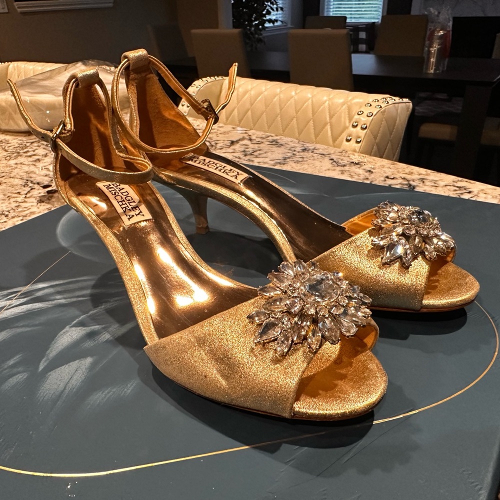 Beautiful **Badgley Mischka** shoes in gold color! Small heel.